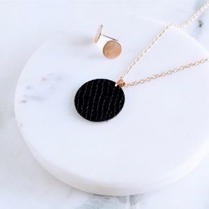 Textured disc pendant with disc earrings